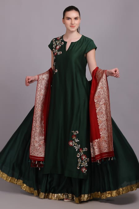 Suvastram Emerald Green Kurta Chanderi Silk Embroidered Thread Notched Placed Skirt Set 