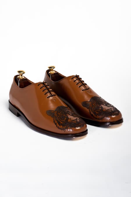 Shop Aniket Gupta Brown Embroidery Shera Tiger Motif Pattern Leather Shoes at Aza Fashions Shop_Aniket Gupta_Brown Embroidery Shera Tiger Motif Pattern Leather Shoes_at_Aza_Fashions