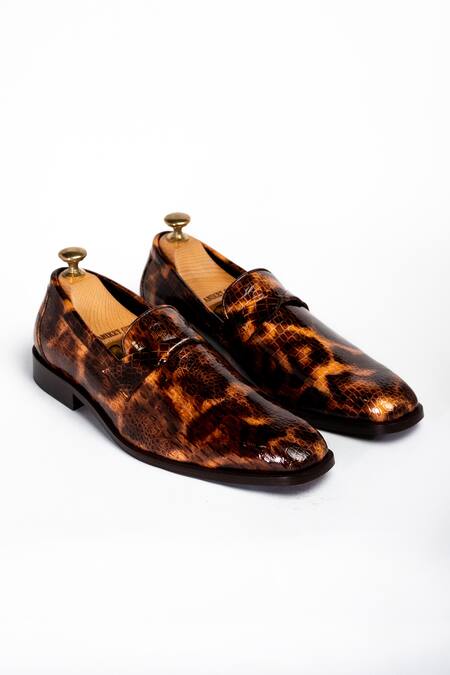 Shop_Aniket Gupta_Brown Scales Twist Pattern Shoes _at_Aza_Fashions