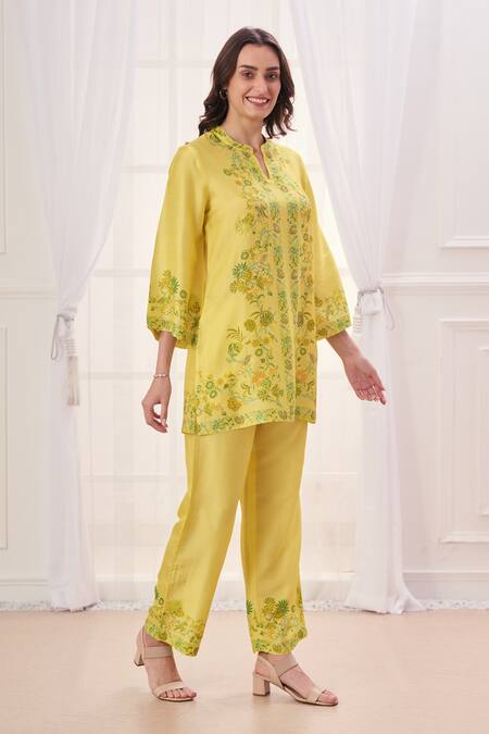 Shop Taroob Yellow Silk, Linen Embroidery Split V-neck Floral Hand Work Kurta And Pant Set Shop_Taroob_Yellow Silk, Linen Embroidery Split V-neck Floral Hand Work Kurta And Pant Set