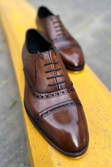 Buy_Fellmonger_Brown Solid Lace-up Punched Oxford Shoes 