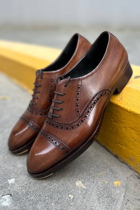 Shop_Fellmonger_Brown Solid Lace-up Punched Oxford Shoes 
