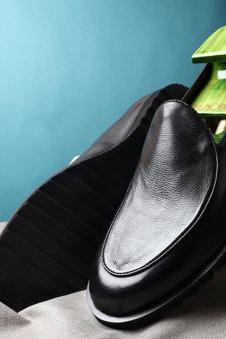 Buy_Fellmonger_Black Pebble Grain Texture Leather Loafers _Online_at_Aza_Fashions