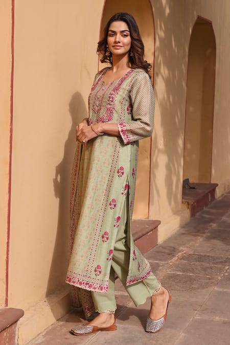 Karaj Jaipur_Green Linen, Cotton Gota Patti, Sequins, Zari, Bouquet Print Kurta Set _Online_at_Aza_Fashions