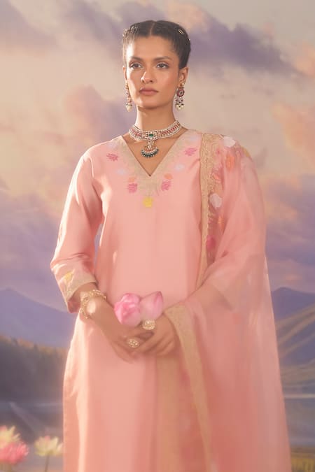 Buy_Charu Makkar_Peach Silk, Chanderi, Organza Embroidery, Zari V-neck Kurta Pant Set 