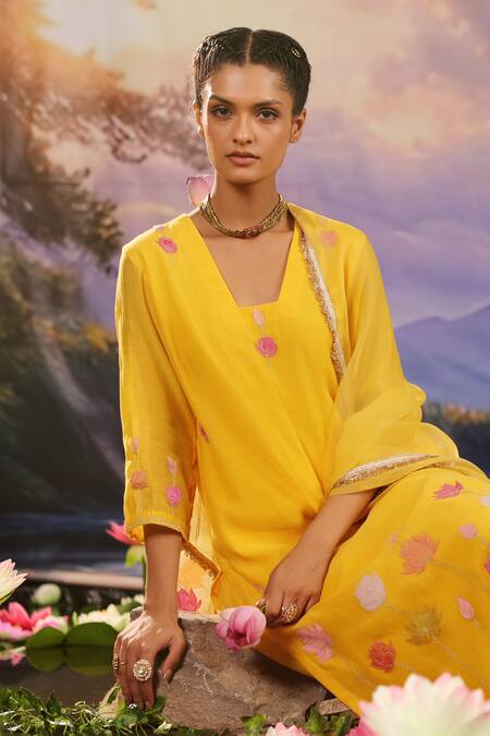 Buy_Charu Makkar_Yellow Chanderi, Organza Embroidery, Zari V-neck Floral Kurta Pant Set 