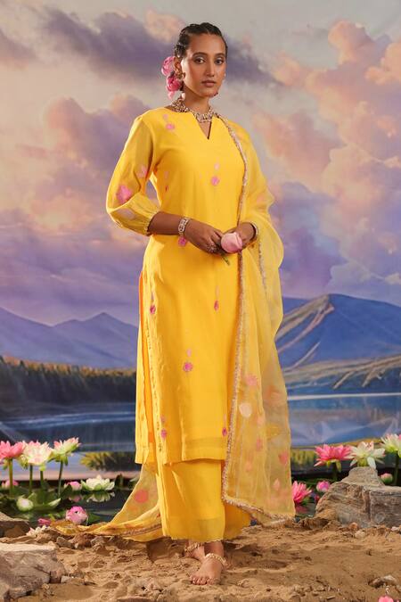 Buy_Charu Makkar_Yellow Chanderi, Organza Embroidery, Zari Keyhole Neck Floral And Kurta Pant Set _Online_at_Aza_Fashions