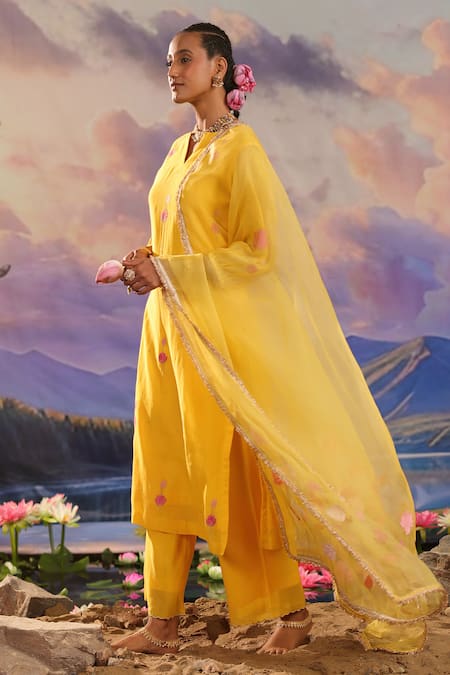 Shop_Charu Makkar_Yellow Chanderi, Organza Embroidery, Zari Keyhole Neck Floral And Kurta Pant Set _Online_at_Aza_Fashions