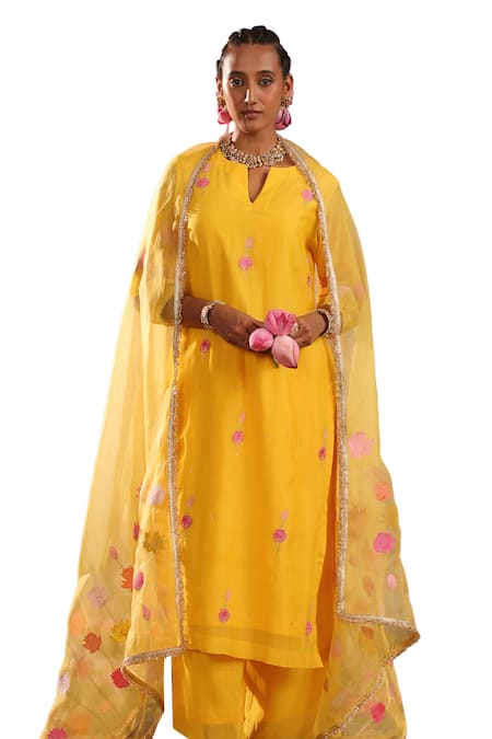 Charu Makkar Yellow Chanderi, Organza Embroidery, Zari Keyhole Neck Floral And Kurta Pant Set at Aza Fashions Charu Makkar_Yellow Chanderi, Organza Embroidery, Zari Keyhole Neck Floral And Kurta Pant Set _at_Aza_Fashions
