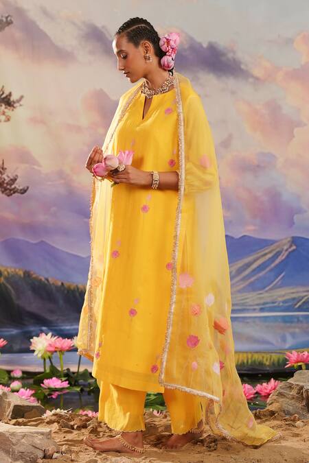 Buy_Charu Makkar_Yellow Chanderi, Organza Embroidery, Zari Keyhole Neck Floral And Kurta Pant Set 