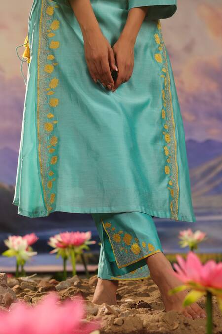 Buy_Charu Makkar_Blue Silk, Chanderi Embroidery V-neck Floral Kurta And Pant Set 