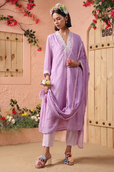 Charu Makkar Purple Kurta Mul Chanderi Embellished Floral Lace V Neck Neckline Set