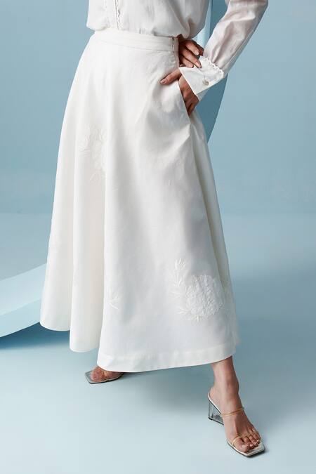 Kavya Singh Kundu White Chanderi Applique Floral Sawyer Skirt Online at Aza Fashions Kavya Singh Kundu_White Chanderi Applique Floral Sawyer Skirt _Online_at_Aza_Fashions
