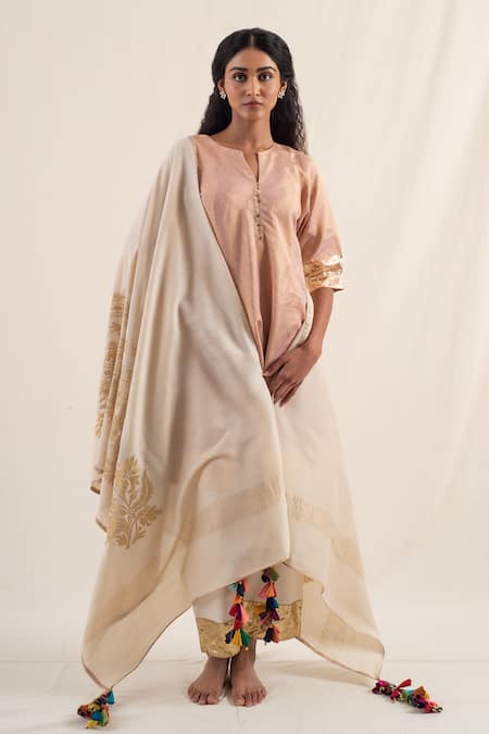 Priyanka Raajiv Dariba Silk Chanderi Embroidered Kurta With Pant 