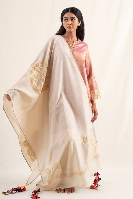 Priyanka Raajiv_Ivory Silk Brocade Floral Jhankaar And Paisley Pattern Dupatta _Online_at_Aza_Fashions