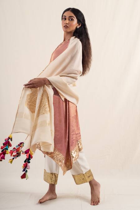 Priyanka Raajiv_Ivory Silk Brocade Floral Jhankaar And Paisley Pattern Dupatta _at_Aza_Fashions