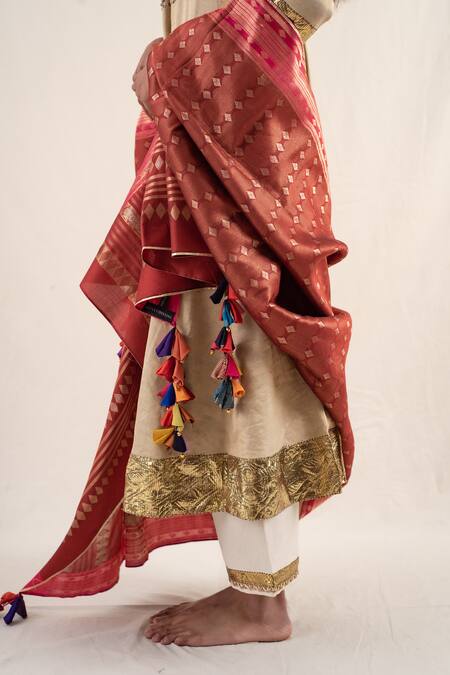 Priyanka Raajiv_Red Silk Brocade Geometric Samaa Pattern Dupatta _at_Aza_Fashions