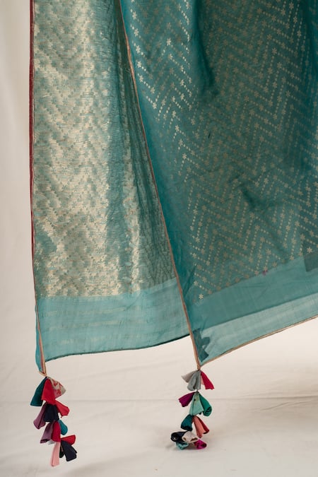 Buy_Priyanka Raajiv_Green Silk Brocade Geometric Ziba Pattern Dupatta _Online_at_Aza_Fashions