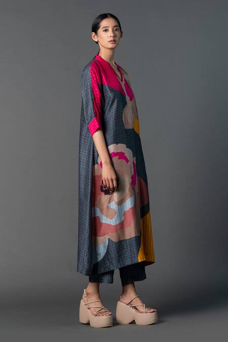 Clos Grey Silk V-neck A-line Abstract Print Kurta With Pant Online at Aza Fashions Clos_Grey Silk V-neck A-line Abstract Print Kurta With Pant _Online_at_Aza_Fashions
