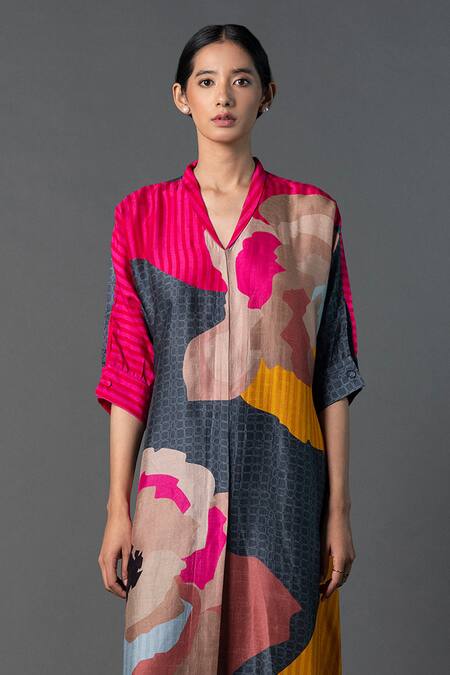 Shop_Clos_Grey Silk V-neck A-line Abstract Print Kurta _Online_at_Aza_Fashions