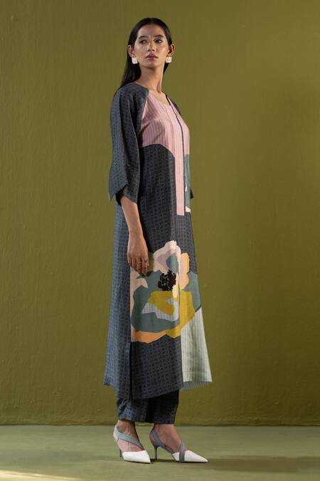 Buy_Clos_Grey Silk Asymmetric Geometric Floral Print Kurta With Pant 