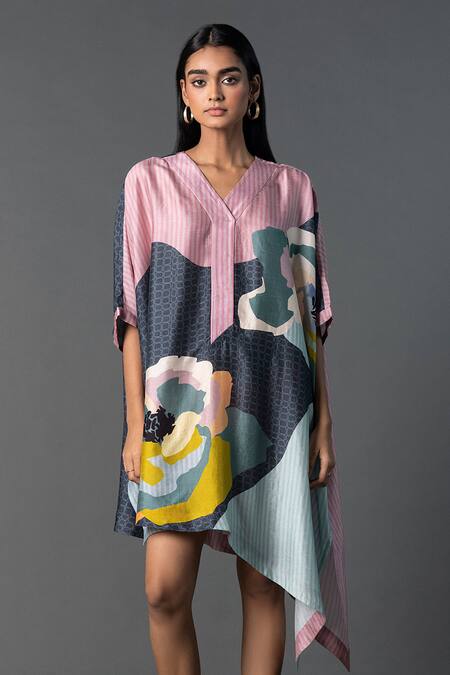 Clos_Grey Silk V-neck Asymmetric Abstract Print Kurta _Online_at_Aza_Fashions