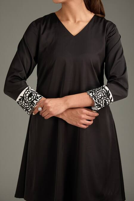 Buy_Label Deepshika Agarwal_Black Organza, Cotton Embroidery V-neck Kurta Set With Dupatta _Online_at_Aza_Fashions