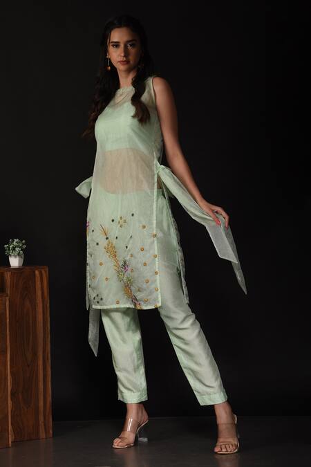 Label Deepshika Agarwal_Green Silk, Organza Embroidery Square Neck Floral Kurta Pant Set _at_Aza_Fashions