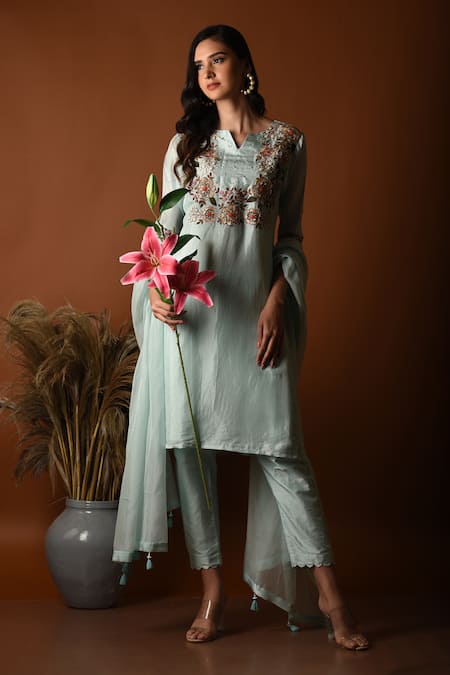 Label Deepshika Agarwal Floral Embroidered Kurta Set 