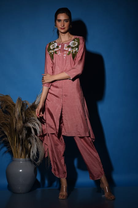 Label Deepshika Agarwal Floral Thread Embroidered Kurta & Pant Set 