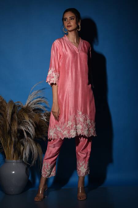 Buy_Label Deepshika Agarwal_Pink Silk Embroidery V-neck Floral Kurta And Pant Set _Online_at_Aza_Fashions