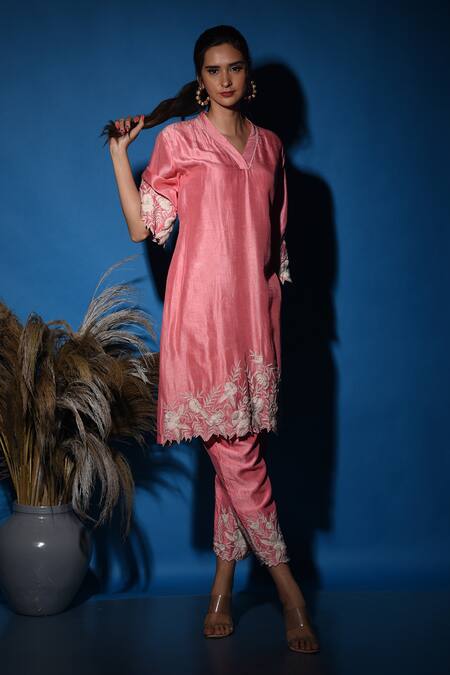 Buy_Label Deepshika Agarwal_Pink Silk Embroidery V-neck Floral Kurta And Pant Set 