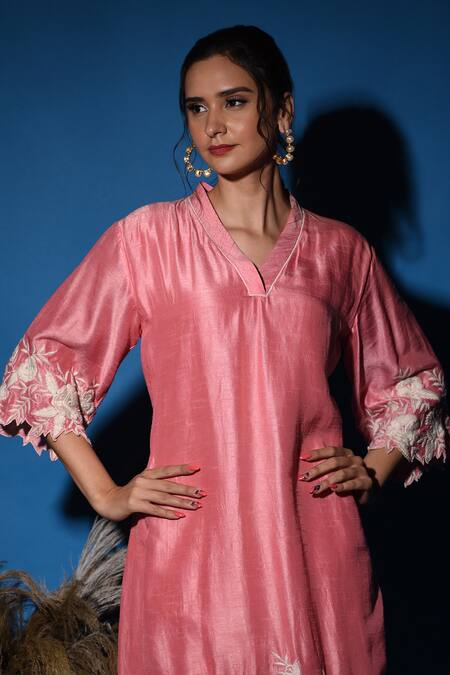 Shop_Label Deepshika Agarwal_Pink Silk Embroidery V-neck Floral Kurta And Pant Set 