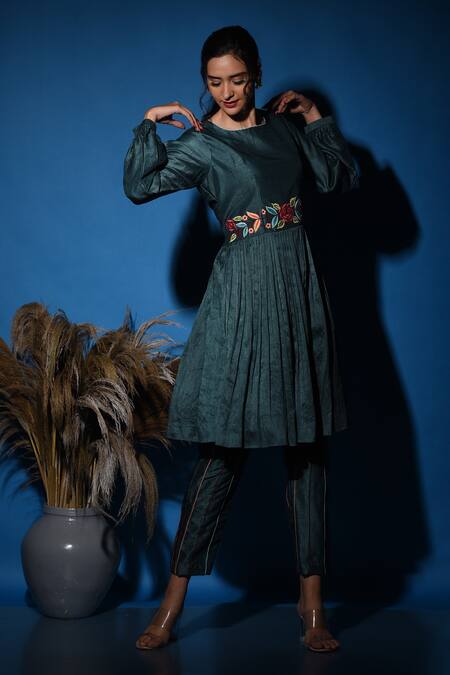 Buy_Label Deepshika Agarwal_Green Silk Embroidery Scoop Neck Pleated Kurta And Pant Set _Online_at_Aza_Fashions