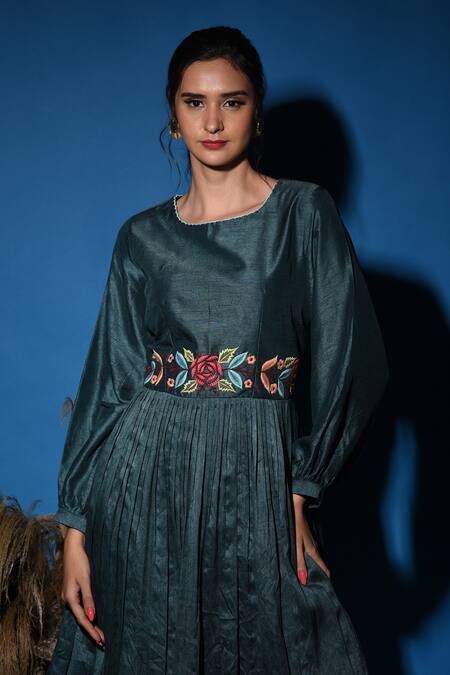 Buy_Label Deepshika Agarwal_Green Silk Embroidery Scoop Neck Pleated Kurta And Pant Set 