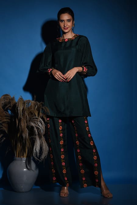 Shop_Label Deepshika Agarwal_Emerald Green Silk Embroidery Round Neck Kurta With Flared Pant _Online_at_Aza_Fashions
