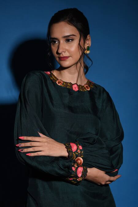 Label Deepshika Agarwal_Emerald Green Silk Embroidery Round Neck Kurta With Flared Pant _at_Aza_Fashions