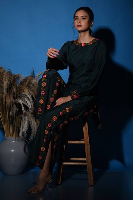 Buy_Label Deepshika Agarwal_Emerald Green Silk Embroidery Round Neck Kurta With Flared Pant 