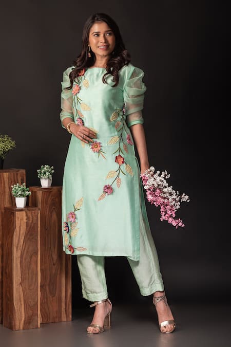 Label Deepshika Agarwal 3D Floral Embroidered Kurta With Pant 