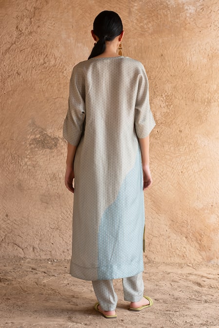 Shop_Clos_Grey Silk Mandarin Collar Printed Asymmetric Straight Kurta With Pant _at_Aza_Fashions