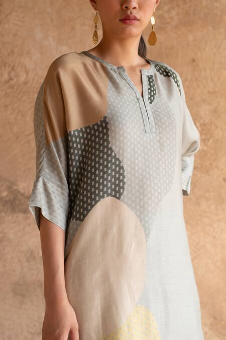 Buy_Clos_Grey Silk Mandarin Collar Printed Asymmetric Straight Kurta With Pant 