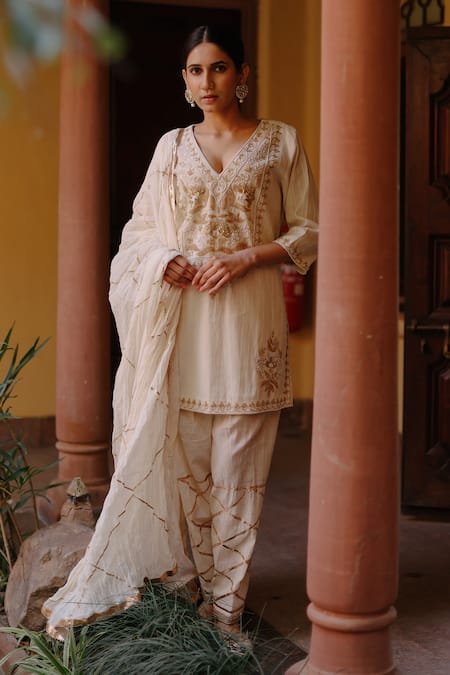 Nazar by Indu White Cotton Hand Embroidered Gota V Neck Kurta Salwar Set