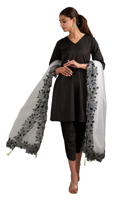 Label Deepshika Agarwal Black Organza, Cotton Embroidery V-neck Kurta Set With Dupatta at Aza Fashions Label Deepshika Agarwal_Black Organza, Cotton Embroidery V-neck Kurta Set With Dupatta _at_Aza_Fashions