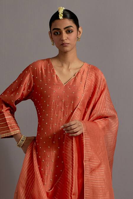 Deep Thee_Orange Silk, Organza Zari, Embroidery V-neck Zardozi Kurta Set _Online_at_Aza_Fashions