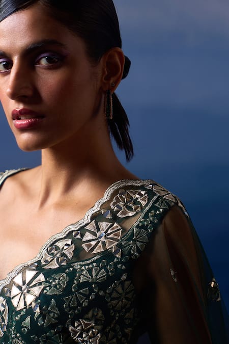 Angad Singh_Green Net Mirrors, Zari Sweetheart Neck Martian Floris Embroidered Saree Set _at_Aza_Fashions