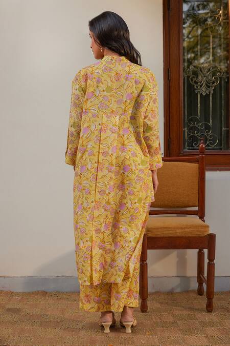 Shop Kapraaaha Yellow Muslin Embroidery V-neck Floral Print High-low Tunic With Palazzo at Aza Fashions Shop_Kapraaaha_Yellow Muslin Embroidery V-neck Floral Print High-low Tunic With Palazzo_at_Aza_Fashions
