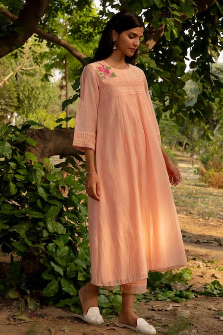 Priti Prashant Peach Cotton, Silk Embroidery Round Neck Maina Pleated Kurta With Pant Set at Aza Fashions Priti Prashant_Peach Cotton, Silk Embroidery Round Neck Maina Pleated Kurta With Pant Set _at_Aza_Fashions