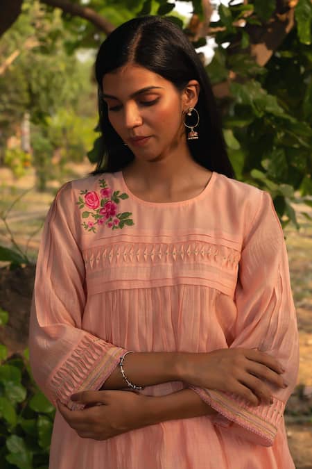 Shop Priti Prashant Peach Cotton, Silk Embroidery Round Neck Maina Pleated Kurta With Pant Set Shop_Priti Prashant_Peach Cotton, Silk Embroidery Round Neck Maina Pleated Kurta With Pant Set