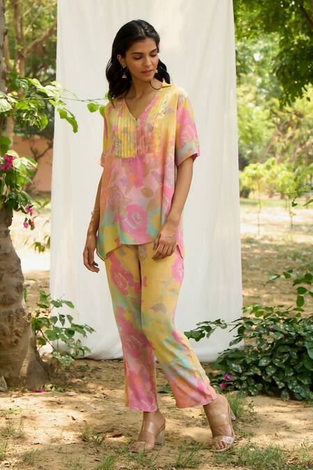 Priti Prashant_Peach Crepe Printed Floral Collared V Neck Top And Pant Set _at_Aza_Fashions