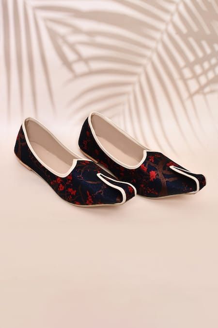 Aryavir Malhotra Jacquard Woven Juttis 